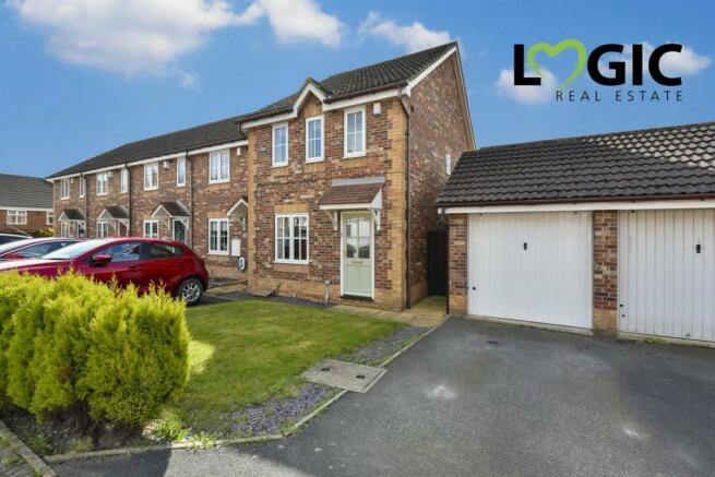 3 Bedroom Town House For Sale In St Pauls Court Pontefract West Yorkshire Wf8