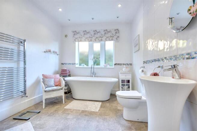 FAMILY BATHROOM SUITE