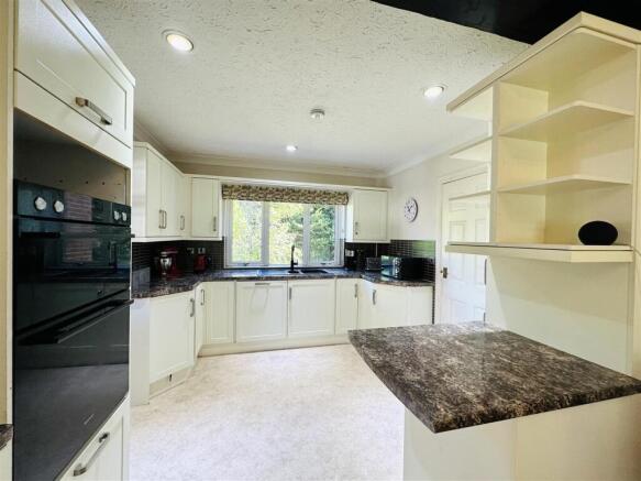 kitchen .jpg