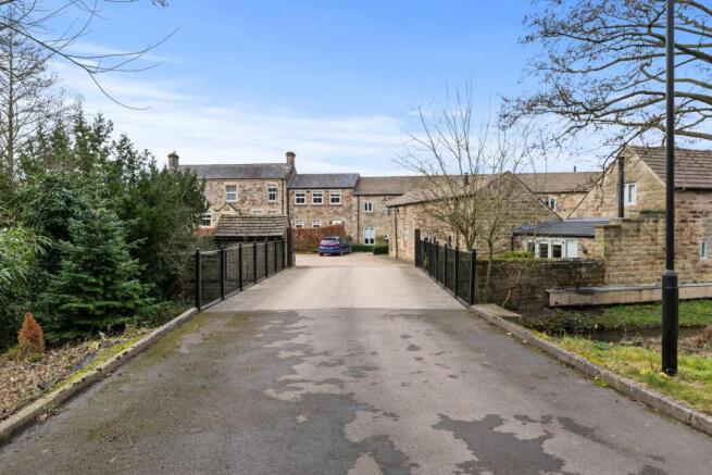 DRIVEWAY 02.jpg