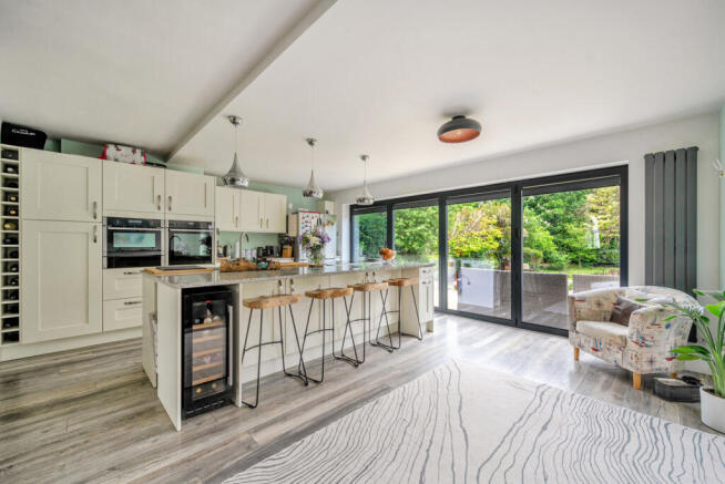 1290957-13-6825f4...