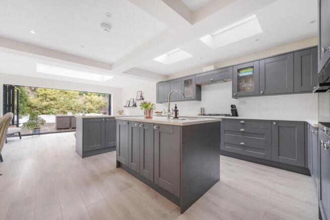 Kitchen (2).JPG