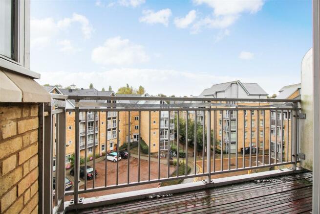 2 bedroom flat for sale in St. Andrews Close, Canterbury, CT1
