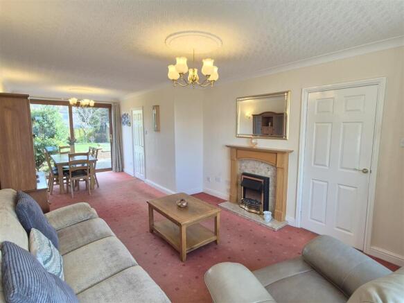 Lounge/Dining Room