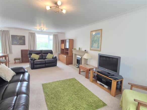 L-Shaped Lounge/Diner