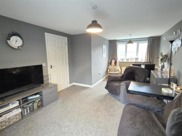 L-Shaped Lounge/Diner