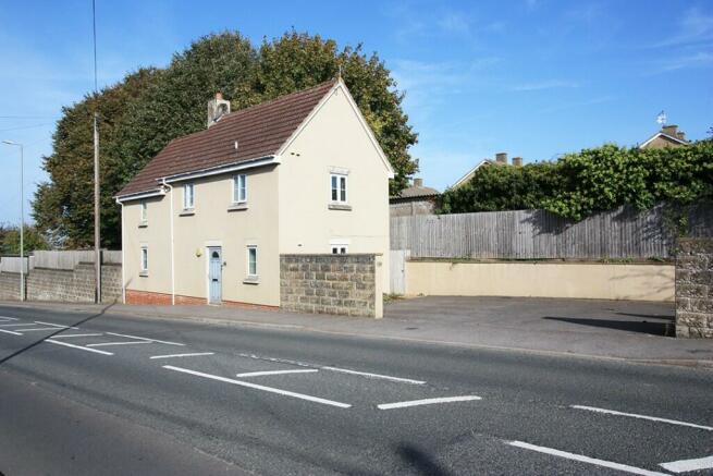 3 bedroom detached house for sale in Lechlade Road Highworth SN6