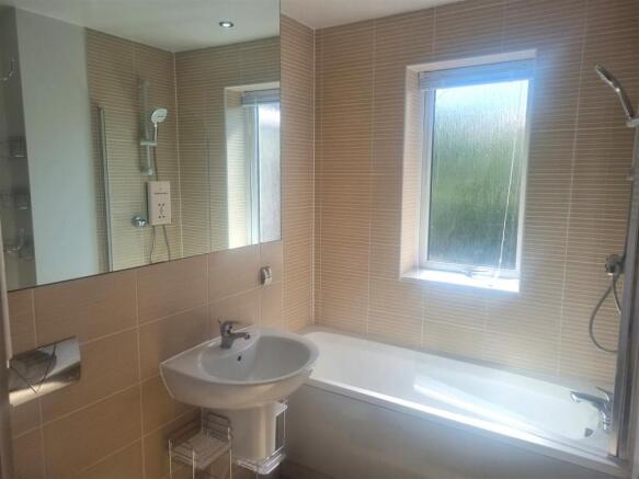 EN-SUITE TO BEDROOM 1.jpg