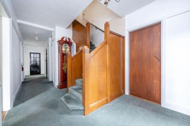 Entrance hall/stairs