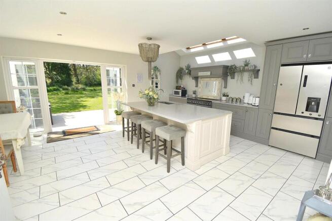 KITCHEN 2.JPG