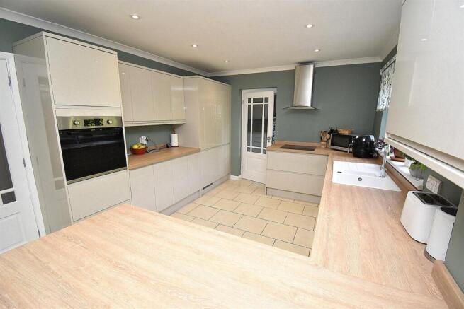 KITCHEN 3.JPG