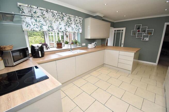 KITCHEN 1.JPG