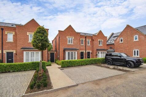 Danbury Palace Drive, Danbury