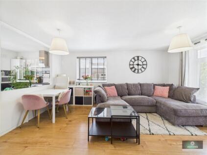 Caburn Court, Southgate West