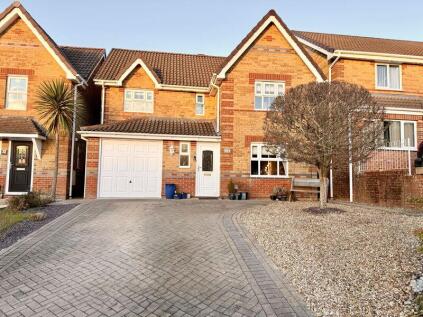 Highglen Drive, Plympton. A stunning 4 bedroom detached family home, drive, garage store & gardens.