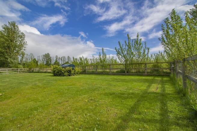 Home Farm Barn 4, Stradishall [Garden] 01.jpg