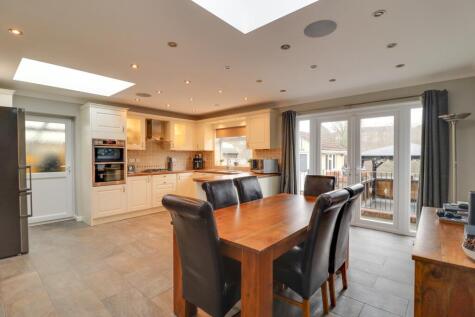 Sholing! Outstanding Kitchen Space! Popular Location!