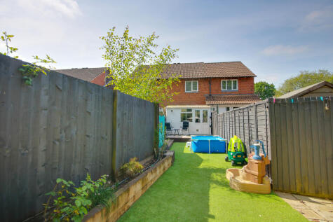 West End! Look At The Garden! Modern Bathroom!