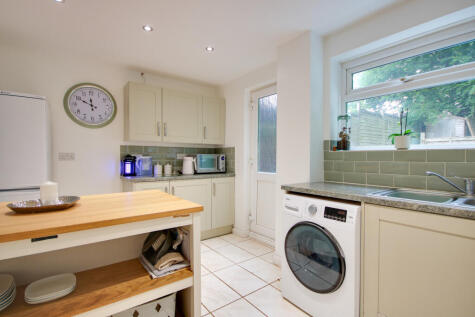 Harefield! Dual Aspect Lounge! Kitchen/diner! Private Rear Garden!