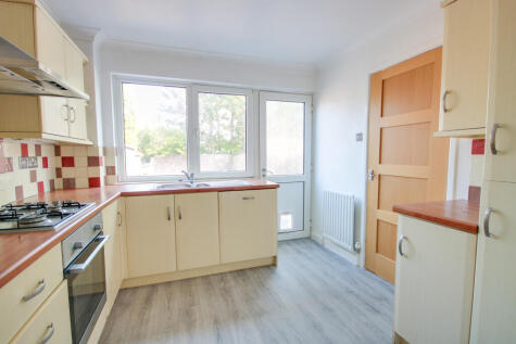 Guide Price £260,000-£280,000! Bitterne Park! No Forward Chain! Garage!