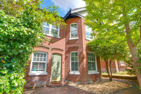 Bitterne Park! Character Home! Wow Factor Bathroom!