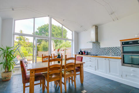 Bitterne Park! Two Ensuites! Wow Factor Kitchen/diner