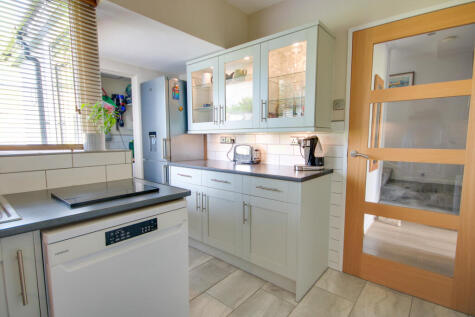 Harefield! Gorgeous Kitchen! Beautifully Presented!