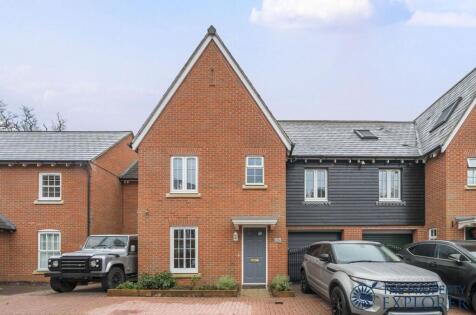 Fernhill Place, Sherfield-On-Loddon, RG27