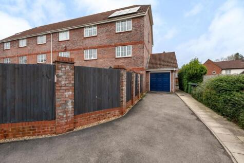 Bronze Close, Beggarwood, RG22