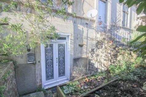 **Central Location**Close to Sea Front**Large Courtyard Garden**Two Bedrooms**