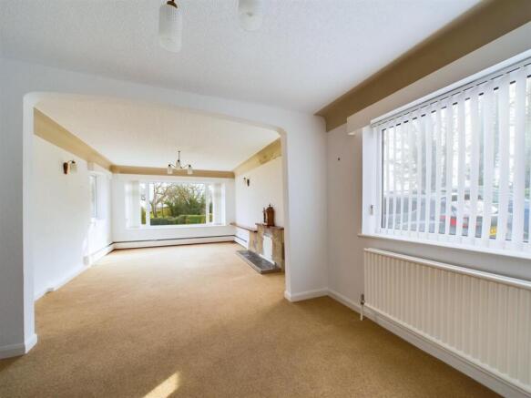LIVING/DINING ROOM