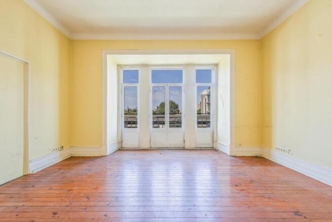 Spacious & Bright T9 Flat, Avenidas Novas, Lisbon