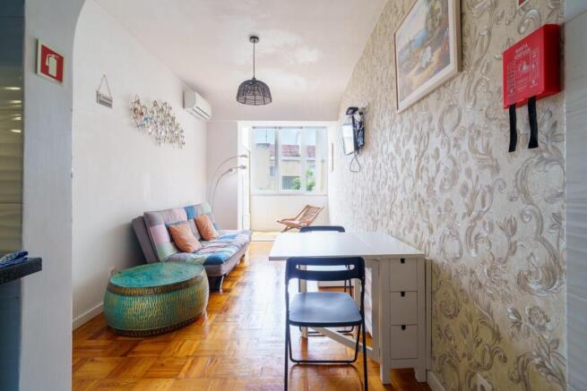 1-Bedroom Apartment in Estefânia with AL License