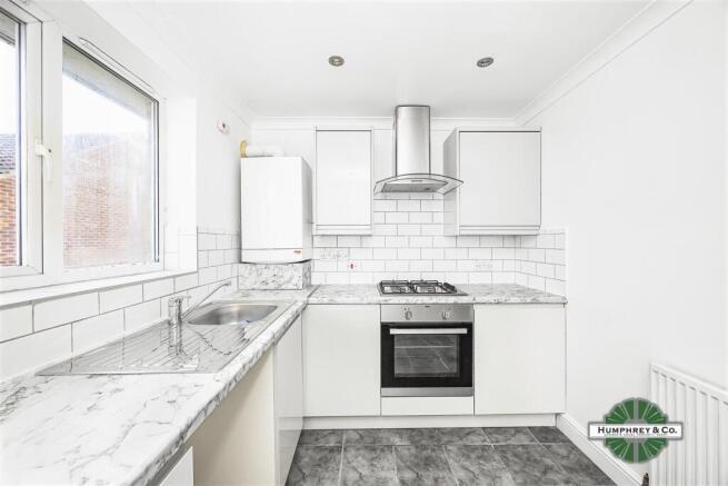 Flat 11  242 Winchester Court  Billet Road -006.JP