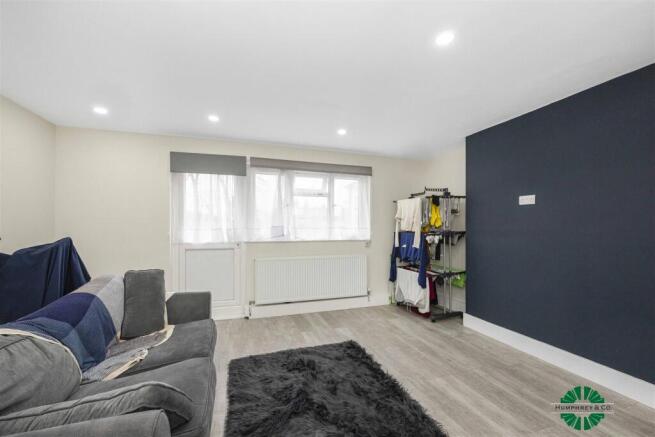 Flat 14  Fyfield Court  Disraeli Road -009.JPG
