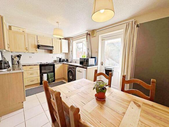 Kitchen/ Dining Room