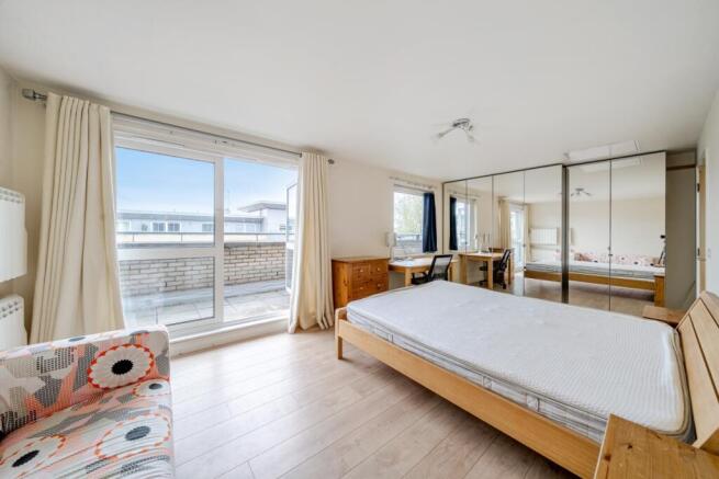 1369552-4-68ef7ce...