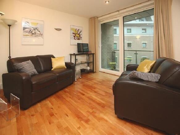 48 Dolphin Quays - living area - Expedia.jpg