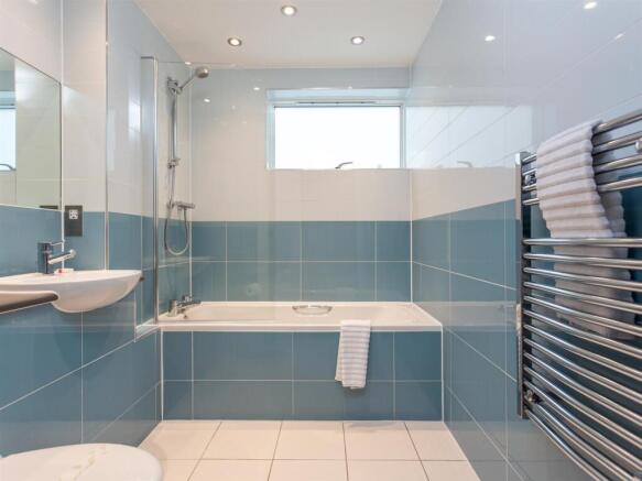Bathroom-1_2048_X_1536.jpg