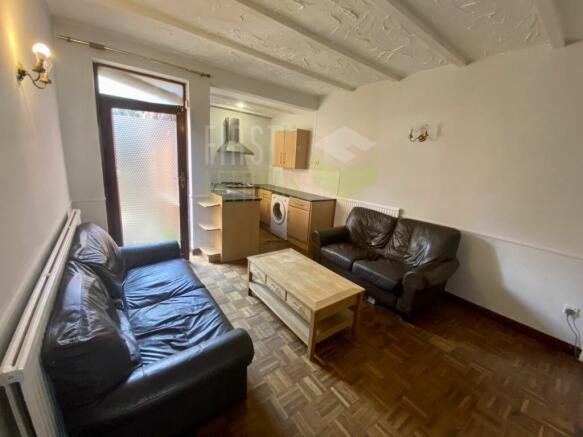 KITCHEN / LOUNGE