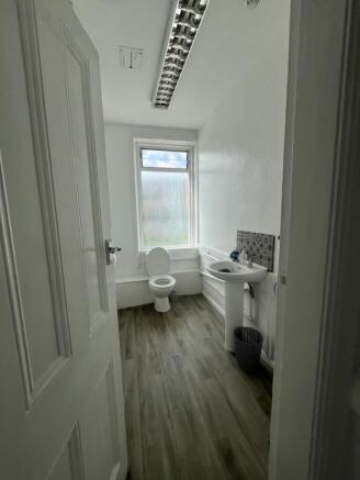 Middle bathroom