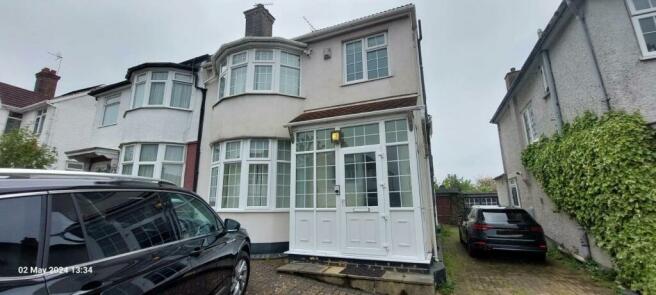 Spacious 3 bed/2 bath house to let on Oxgate Gard