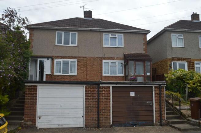 Newly refurbished 2-bedroom semi-detached house t