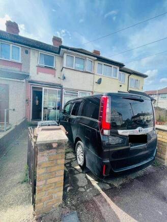 3 bedroom house available to let in Second Avenue