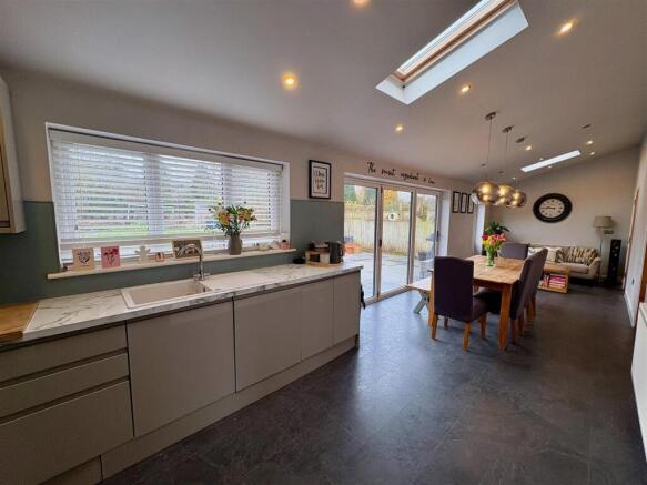 KITCHEN DINER