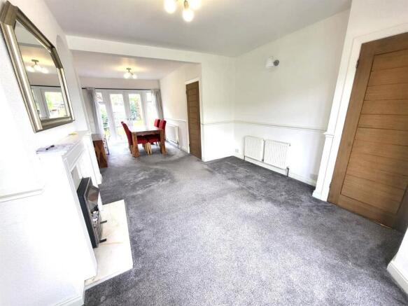 Open plan living/ Dining Pic 2