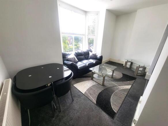 Sitting Room/Dining Area