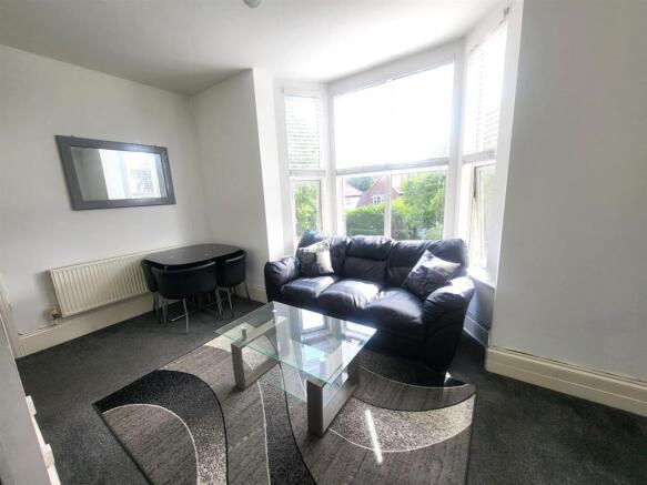 Sitting Room/ Dining Area