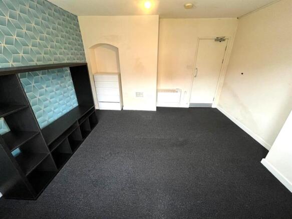 Sitting Area/ Bedroom Pic 3