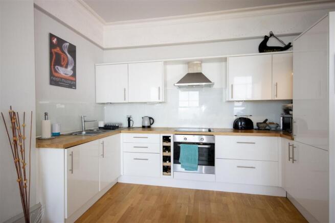 10 Kitchen.jpg
